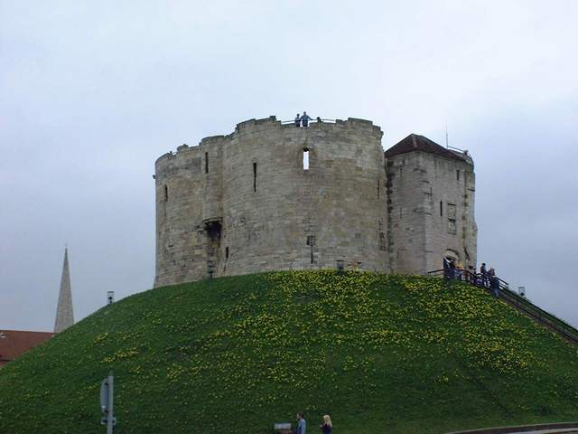 Cliffordstower.jpg (32534 octets)