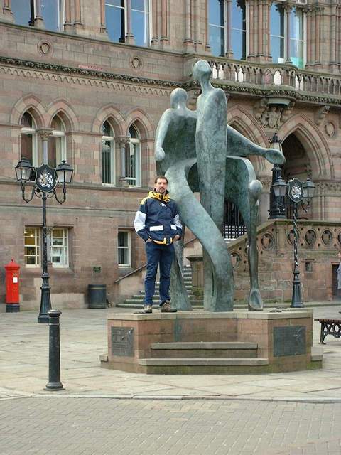 bogosetstatue.jpg (55096 octets)