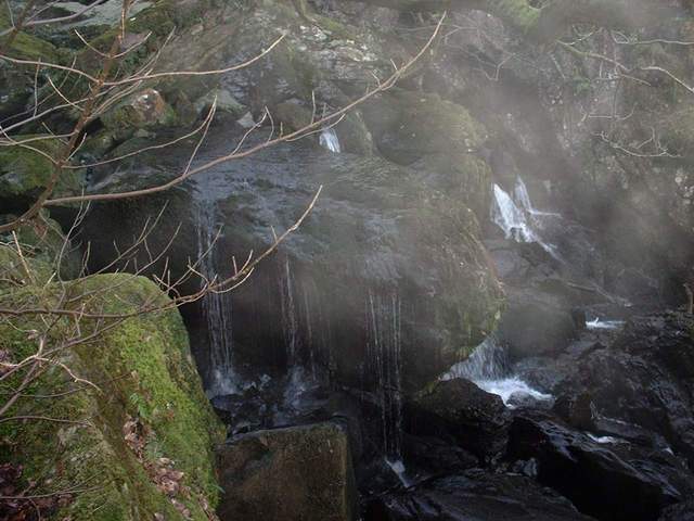 cascade qui goutte.JPG (47579 octets)