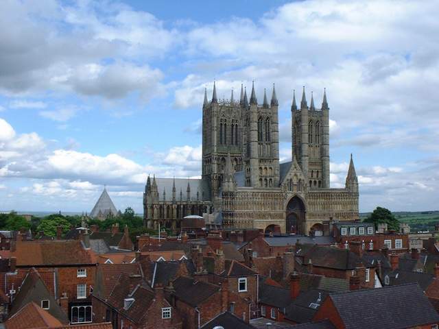 cathedralelincoln2.jpg (38035 octets)