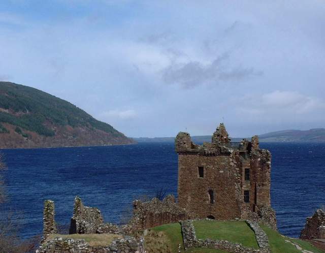 urquhartcastle2.jpg (33555 octets)